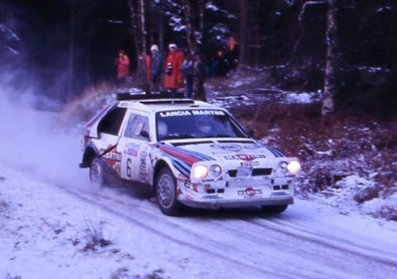 Henri Toivonen - Neil Wilson
34º Lombard RAC Rally 1985. Lancia Delta S4 (A6 37353). Clasificado 1º.

Debut con victoria en el Mundial de Rallyes del Lancia Delta S4.

Del 24 al 28 de Noviembre, Nottingham, Inglaterra.
Superficie: tierra.

El Rally tenia un total de 3507 km de los que 896.98 km divididos en 65 tramos eran especiales, (2 de ellas fueron canceladas, SS43 Kielder Forest - Ogre Hill de 12,02 Km y SS64 Nuss de 8,79 Km).

Tomaron la salida 155 equipos, finalizaron 62.@
Palabras clave: Henri_Toivonen;Neil_Wilson;Lancia;Delta;Grupo_B;Gran_Bretaña;1985;nieve