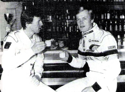 Walter Röhrl y Ari Vatanen
Año 1985

Foto tomada durante el 53º Rallye Automobile de Monte-Carlo, ganado por Ari Vatanen con el Peugeot 205 Turbo 16 en dura lucha con Walter Röhrl, Audi Sport Quattro S1.
Peugeot Talbot Sport / Audi Sport

Ari Penalizó 8 minutos en el C.H. de entrada al Parque cerrado de GAP por un error de su copiloto Terry Harryman.
Remontó esa diferencia y ganó la prueba con una ventaja de 5' y 17" sobre Walter Rohrl.

Ari salió con todo diciendo a Jean Todt:
"Vamos a ganar a pesar de todo"
Tramo a tramo fue limando tiempo a Walter, hasta el último, Col de Saint-Raphael.
Walter se la jugó montando slicks con ligero claveteado, Ari montó neumáticos de nieve.
En la helada Subida al Col Ari adelantó a un Audi al ralentí que poco traccionaba en el hielo.

Su jefe Jean Todt después de aquello dijo:
"Ningún piloto habí­a hecho tal hazaña. Sí­, de verdad era de los mejores. Desde aquel día yo estaba en deuda con él para toda la vida"

Del 26 de Enero al 1 de Febrero, Monte-Carlo.
Superficie: asfalto -nieve.

El Rally tenía un total de 3999.00 km de los que 851.10 km divididos en 34 tramos eran especiales, (1 de ellos fue cancelado SS17 ).

Tomaron la salida 117 equipos, finalizaron 68
@
Palabras clave: Personajes;Montecarlo;1985