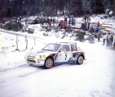 Ari Vatanen - Terry Harryman
53º Rallye Automobile de Monte-Carlo 1985. Peugeot 205 Turbo 16 (716 EXC 75). Clasificado 1º.
Peugeot Talbot Sport

Ari Penalizó 8 minutos en el C.H. de entrada al Parque cerrado de GAP por un error de su copiloto Terry Harryman.
Remontó esa diferencia y ganó la prueba con una ventaja de 5' y 17" sobre Walter Rohrl.

Ari salió con todo diciendo a Jean Todt:
"Vamos a ganar a pesar de todo"
Tramo a tramo fue limando tiempo a Walter, hasta el último, Col de Saint-Raphael.
Walter se la jugó montando slicks con ligero claveteado, Ari montó neumáticos de nieve.
En la helada Subida al Col Ari adelantó a un Audi al ralentí que poco traccionaba en el hielo.

Su jefe Jean Todt después de aquello dijo:
"Ningún piloto habí­a hecho tal hazaña. Sí­, de verdad era de los mejores. Desde aquel día yo estaba en deuda con él para toda la vida"

Del 26 de Enero al 1 de Febrero, Monte-Carlo.
Superficie: asfalto -nieve.

El Rally tenía un total de 3999.00 km de los que 851.10 km divididos en 34 tramos eran especiales, (1 de ellos fue cancelado SS17 ).

Tomaron la salida 117 equipos, finalizaron 68
@
Palabras clave: Peugeot;Turbo;Grupo_B;Montecarlo;1985;nieve
