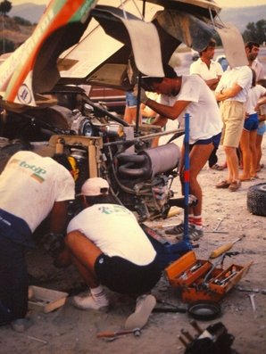 Asistencia del Equipo Jolly Club Totip en el 10º Halkidiki Rally 1985. 
En el Lancia Rally 037 de Miki Biasion - Tiziano Siviero, clasificado 1º.

Del 26 al 29 de Agosto, Porto Carras, Grecia.
Superficie: tierra.

El Rally tenia un total de 998.10 km de los que 424.36 km divididos en 2 etapas y 24 tramos, eran especiales.

Tomaron la salida 70 equipos, finalizaron 31.@
Palabras clave: Miki_Biasion;Lancia;Rally;Grupo_B;Halkidikis;1985;Asistencias