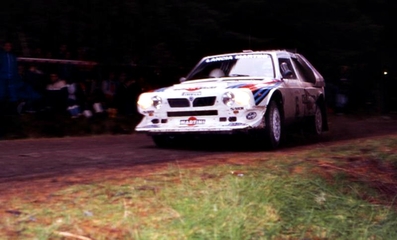 Henri Toivonen - Neil Wilson
34º Lombard RAC Rally 1985. Lancia Delta S4 (A6 37353). Clasificado 1º.

Debut con victoria en el Mundial de Rallyes del Lancia Delta S4.

Del 24 al 28 de Noviembre, Nottingham, Inglaterra.
Superficie: tierra.

El Rally tenia un total de 3507 km de los que 896.98 km divididos en 65 tramos eran especiales, (2 de ellas fueron canceladas, SS43 Kielder Forest - Ogre Hill de 12,02 Km y SS64 Nuss de 8,79 Km).

Tomaron la salida 155 equipos, finalizaron 62.@
Palabras clave: Henri_Toivonen;Lancia;Delta;Grupo_B;Gran_Bretaña;1985;debut;RAC_Rally