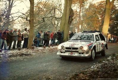 Henri Toivonen - Neil Wilson
34º Lombard RAC Rally 1985. Lancia Delta S4 (A6 37353). Clasificado 1º.

Debut con victoria en el Mundial de Rallyes del Lancia Delta S4.

Del 24 al 28 de Noviembre, Nottingham, Inglaterra.
Superficie: tierra.

El Rally tenia un total de 3507 km de los que 896.98 km divididos en 65 tramos eran especiales, (2 de ellas fueron canceladas, SS43 Kielder Forest - Ogre Hill de 12,02 Km y SS64 Nuss de 8,79 Km).

Tomaron la salida 155 equipos, finalizaron 62.@
Palabras clave: Henri_Toivonen;Lancia;Delta;Grupo_B;Gran_Bretaña;1985;debut;RAC_Rally