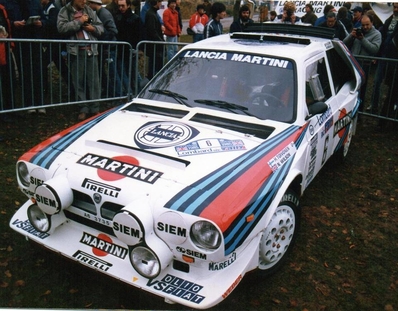 Henri Toivonen - Neil Wilson
34º Lombard RAC Rally 1985. Lancia Delta S4 (A6 37353). Clasificado 1º.

Debut con victoria en el Mundial de Rallyes del Lancia Delta S4.

Del 24 al 28 de Noviembre, Nottingham, Inglaterra.
Superficie: tierra.

El Rally tenia un total de 3507 km de los que 896.98 km divididos en 65 tramos eran especiales, (2 de ellas fueron canceladas, SS43 Kielder Forest - Ogre Hill de 12,02 Km y SS64 Nuss de 8,79 Km).

Tomaron la salida 155 equipos, finalizaron 62.@

Palabras clave: Henri_Toivonen;Lancia;Delta;Grupo_B;Gran_Bretaña;1985;debut;RAC_Rally