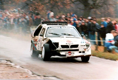 Henri Toivonen - Neil Wilson
34º Lombard RAC Rally 1985. Lancia Delta S4 (A6 37353). Clasificado 1º.

Debut con victoria en el Mundial de Rallyes del Lancia Delta S4.

Del 24 al 28 de Noviembre, Nottingham, Inglaterra.
Superficie: tierra.

El Rally tenia un total de 3507 km de los que 896.98 km divididos en 65 tramos eran especiales, (2 de ellas fueron canceladas, SS43 Kielder Forest - Ogre Hill de 12,02 Km y SS64 Nuss de 8,79 Km).

Tomaron la salida 155 equipos, finalizaron 62.@

Palabras clave: Henri_Toivonen;Lancia;Delta;Grupo_B;Gran_Bretaña;1985;debut;RAC_Rally