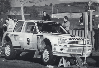 Asistencia del Equipo Peugeot Talbot Sport en el 15º Rally Nueva Zelanda 1985
En el Peugeot 205 T16 de Timo Salonen - Seppo Harjanne, clasificado 1º.@
Palabras clave: Peugeot;Grupo_B;Nueva_Zelanda;1985;Asistencias