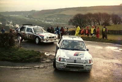 34º Lombard RAC Rally 1985
El 6# Lancia Delta S4 (A6 37353) es el de Henri Toivonen - Neil Wilson, Clasificado 1º.

El 15# Peugeot 205 T16 (B555 SRW) de Mikael Sundström - Paul White, abandonó por accidente en SS50 Ae de 11.80 km.

Debut con victoria en el Mundial de Rallyes del Lancia Delta S4.

Del 24 al 28 de Noviembre, Nottingham, Inglaterra.
Superficie: tierra.

El Rally tenia un total de 3507 km de los que 896.98 km divididos en 65 tramos eran especiales, (2 de ellas fueron canceladas, SS43 Kielder Forest - Ogre Hill de 12,02 Km y SS64 Nuss de 8,79 Km).

Tomaron la salida 155 equipos, finalizaron 62.@
Palabras clave: Henri_Toivonen;Lancia;Delta;S4;Grupo_B;Gran_Bretaña;peugeot;T16;1985