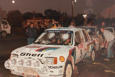 Timo Salonen - Seppo Harjanne
15º AWA Clarion Rally de Nueva Zelanda 1985. Peugeot 205 T16 (704 EXC 75). Clasificado 1º.

Del 29 de Junio al 2 de Julio, Auckland, Nueva Zelanda.
Superficie: tierra.

El Rally tenia un total de 2487.00 km de los que 935.50 km divididos en 48 tramos eran especiales, (2 de ellas fueron canceladas SS11 Ahuroa Puhoi Road de 12 Km y SS45 Bothwell Road de 25 Km).

Tomaron la salida 67 equipos, finalizaron 39.@
Palabras clave: Timo_Salonen;Peugeot;Grupo_B;Nueva_Zelanda;1985