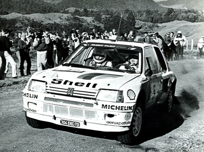 Timo Salonen - Seppo Harjanne
15º AWA Clarion Rally de Nueva Zelanda 1985. Peugeot 205 T16 (704 EXC 75). Clasificado 1º.

Del 29 de Junio al 2 de Julio, Auckland, Nueva Zelanda.
Superficie: tierra.

El Rally tenia un total de 2487.00 km de los que 935.50 km divididos en 48 tramos eran especiales, (2 de ellas fueron canceladas SS11 Ahuroa Puhoi Road de 12 Km y SS45 Bothwell Road de 25 Km).

Tomaron la salida 67 equipos, finalizaron 39.@

Palabras clave: Timo_Salonen;Peugeot;Grupo_B;Nueva_Zelanda;1985