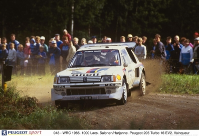 Timo Salonen - Seppo Harjanne
35º 1000 Lakes Rally 1985. Peugeot 205 Turbo 16 E2 (704 EXC 75). Clasificado 1º.

Del 23 al 25 de Agosto, Jyväskylä, Finlandia.
Superficie: tierra.

El Rally tenía un total de 1418.00 km de los que 479.00 km divididos en 50 tramos eran especiales (1 de ellos fue cancelado SS10 Vaheri).

Se inscribieron 188 equipos, tomaron la salida 175, finalizaron 83.@
Palabras clave: Timo_Salonen;Peugeot;Finlandia;Grupo_B;1985