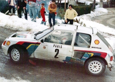Ari Vatanen - Terry Harryman
53º Rallye Automobile de Monte-Carlo 1985. Peugeot 205 Turbo 16 (716 EXC 75). Clasificado 1º.
Peugeot Talbot Sport

Ari Penalizó 8 minutos en el C.H. de entrada al Parque cerrado de GAP por un error de su copiloto Terry Harryman.
Remontó esa diferencia y ganó la prueba con una ventaja de 5' y 17" sobre Walter Rohrl.

Ari salió con todo diciendo a Jean Todt:
"Vamos a ganar a pesar de todo"
Tramo a tramo fue limando tiempo a Walter, hasta el último, Col de Saint-Raphael.
Walter se la jugó montando slicks con ligero claveteado, Ari montó neumáticos de nieve.
En la helada Subida al Col Ari adelantó a un Audi al ralentí que poco traccionaba en el hielo.

Su jefe Jean Todt después de aquello dijo:
"Ningún piloto habí­a hecho tal hazaña. Sí­, de verdad era de los mejores. Desde aquel día yo estaba en deuda con él para toda la vida"

Del 26 de Enero al 1 de Febrero, Monte-Carlo.
Superficie: asfalto -nieve.

El Rally tenía un total de 3999.00 km de los que 851.10 km divididos en 34 tramos eran especiales, (1 de ellos fue cancelado SS17 ).

Tomaron la salida 117 equipos, finalizaron 68
@
Palabras clave: Peugeot;Turbo;Montecarlo;Grupo_B;1985