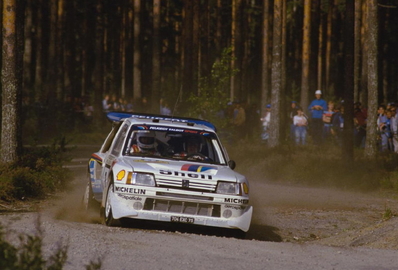 Timo Salonen - Seppo Harjanne
35º 1000 Lakes Rally 1985. Peugeot 205 Turbo 16 E2 (704 EXC 75). Clasificado 1º.

Del 23 al 25 de Agosto, Jyväskylä, Finlandia.
Superficie: tierra.

El Rally tenía un total de 1418.00 km de los que 479.00 km divididos en 50 tramos eran especiales (1 de ellos fue cancelado SS10 Vaheri).

Se inscribieron 188 equipos, tomaron la salida 175, finalizaron 83.@
Palabras clave: Timo_Salonen;Peugeot;Turbo;Finlandia;Grupo_B;1985