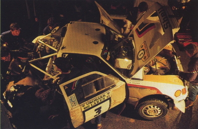 Asistencia del Equipo Peugeot Talbot Sport en el 35º 1000 Lakes Rally 1985
En el Peugeot 205 Turbo 16 E2 (704 EXC 75) de Timo Salonen - Seppo Harjanne, clasificado 1º.

Del 23 al 25 de Agosto, Jyväskylä, Finlandia.
Superficie: tierra.

El Rally tenía un total de 1418.00 km de los que 479.00 km divididos en 50 tramos eran especiales (1 de ellos fue cancelado SS10 Vaheri).

Se inscribieron 188 equipos, tomaron la salida 175, finalizaron 83.@
Palabras clave: Timo_Salonen;Peugeot;Turbo;Grupo_B;Finlandia;1985;Asistencias