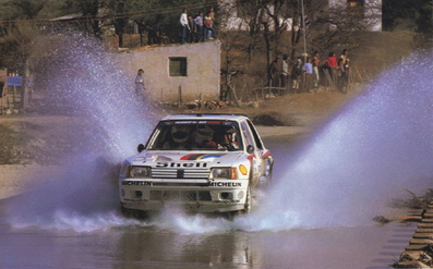 Timo Salonen - Seppo Harjanne
5º Marlboro Rally de Argentina 1985. Peugeot 205 Turbo 16 (704 EXC 75). Clasificado 1º.

Del 30 de Julio al 3 de Agosto, Buenos Aires - Cordoba, Argentina.
Superficie: tierra.

El Rally tenia un total de 2616.00 km de los que 956.71 km divididos en 23 tramos eran especiales.

Tomaron la salida 138 equipos, finalizaron 39.@
Palabras clave: Timo_Salonen;Peugeot;Turbo;Argentina;1985;Grupo_B