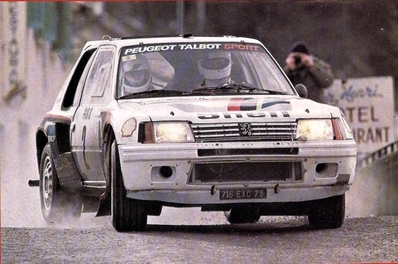 Ari Vatanen - Terry Harryman
53º Rallye Automobile de Monte-Carlo 1985. Peugeot 205 Turbo 16 (716 EXC 75). Clasificado 1º.
Peugeot Talbot Sport

Ari Penalizó 8 minutos en el C.H. de entrada al Parque cerrado de GAP por un error de su copiloto Terry Harryman.
Remontó esa diferencia y ganó la prueba con una ventaja de 5' y 17" sobre Walter Rohrl.

Ari salió con todo diciendo a Jean Todt:
"Vamos a ganar a pesar de todo"
Tramo a tramo fue limando tiempo a Walter, hasta el último, Col de Saint-Raphael.
Walter se la jugó montando slicks con ligero claveteado, Ari montó neumáticos de nieve.
En la helada Subida al Col Ari adelantó a un Audi al ralentí que poco traccionaba en el hielo.

Su jefe Jean Todt después de aquello dijo:
"Ningún piloto habí­a hecho tal hazaña. Sí­, de verdad era de los mejores. Desde aquel día yo estaba en deuda con él para toda la vida"

Del 26 de Enero al 1 de Febrero, Monte-Carlo.
Superficie: asfalto -nieve.

El Rally tenía un total de 3999.00 km de los que 851.10 km divididos en 34 tramos eran especiales, (1 de ellos fue cancelado SS17 ).

Tomaron la salida 117 equipos, finalizaron 68
@
Palabras clave: Peugeot;Grupo_B;Montecarlo;1985