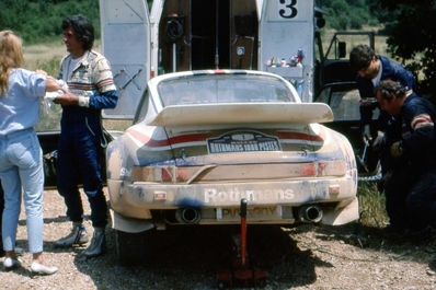 Asistencia del Equipo Rothmans Porsche Rally Team en el 10º Rally des 1000 Pistes 1985
En el Porsche 911 SC RS de Bernard Béguin - Jean-Jacques Lenne, clasificado 2º.

Del 6 al 7 de Julio, Canjuers, Francia.
Superficie: tierra con 265.30 km cronometrados divididos en 13 tramos especiales.

En este Rally muchos equipos hací­an debutar sus nuevos modelos antes de competir en el Campeonato Mundial y/o Europeo de Rallyes.

Se podría decir que era un excelente banco de pruebas, donde miraban de conseguir mas fialbilidad y/o evolucionar los coches.

Tomaron la salida 111 equipos, finalizaron 37.
@
Palabras clave: ;Porsche;SC;RS;Francia;Canjuers;Grupo_B;1985