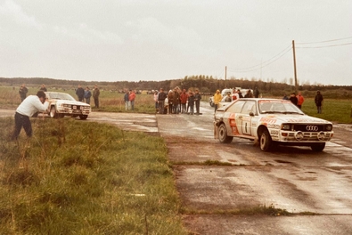 22º Shell International Welsh Rally 1985
#1 Audi Quattro A2 (44 NMN) "Audi Sport UK" de Michèle Mouton - Fabrizia Pons, clasificada 2ª.

#7 Nissan 240RS (EXI 7316) "Team Nissan Europe" de Terry Kaby - Kevin Gormley, clasificado 6º.

Michèle Mouton con un pinchazo en su rueda delantera izquierda perdiendo mas de un 1 minuto en el último tramo especial del Rally, SS35 "Pembrey 1" (SS36 "Pembrey 2" fue suspendido) con Terry Kaby justo detrás.

Del 4 al 5 de Mayo, Cardiff, Gales, Reino Unido.
Superficie: tierra - asfalto.

El Rally constaba de 367.75 km cronometrados divididos en dos etapas y 36 tramos especiales, (2 de ellos fueron cancelados SS24 Tarenig 2 de 5.92 km y SS36 Pembrey 2 de 13.50 km).

Tomaros la salida 101 equipos, finalizaron 60. @
Palabras clave: Michele_Mouton;Terry_Kaby;Nissan;Audi;Quattro;Grupo_B;Welsh_Rally;Mujeres;Womens;1985