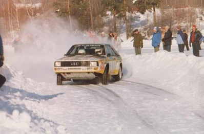 Stig Blomqvist - Bjorn Cederberg
35º Internacional Suecia Rally 1985. Audi Sport Quattro S1 (IN-NM 57). Clasificado 2º.

Del 15 al 17 de Febrero, Karlstad, Suecia.
Superficie: nieve - hielo.

El Rally tenía un total de 1642.00 km de los que 513.68 km divididos en 29 tramos eran especiales.

Tomaron la salida 115, finalizaron 56.@
Palabras clave: Stig_Blomqvist;Audi;Quattro;Sport;Grupo_B;Nieve;1985