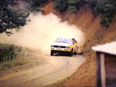 Stig Blomqvist - Björn Cederberg
32º Rothmans Acropolis Rally 1985. Audi Sport Quattro S1 (IN-NA 23). Clasificado 2º.

Del 27 al 30 de Mayo, Atenas, Grecia.
Superficie: tierra.

El Rally tenía un total de 2295.94 km de los que 807.67 km divididos en 47 tramos eran especiales.

Tomaron la salida 110 equipos, finalizaron 45.@
Palabras clave: Stig_Blomqvist;Audi;Sport;Quattro;Grupo_B;Grecia;1985;Acropolis