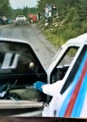 34º Lombard Rally RAC 1985
Markku Alén tomando la salida y Henri Toivonen esperando.

Ambos pilotaban el Lancia Delta S4 en el debut de dicho modelo en el Campeonato del Mundo de Rallyes.

El debut no pudo ser mejor, finalizaron Henri Toivonen 1º y Markku Alén 2º.

Del 24 al 28 de Noviembre, Nottingham, Inglaterra.
Superficie: tierra.

El Rally tenia un total de 3507 km de los que 896.98 km divididos en 65 tramos eran especiales, (2 de ellas fueron canceladas, SS43 Kielder Forest - Ogre Hill de 12,02 Km y SS64 Nuss de 8,79 Km).

Tomaron la salida 155 equipos, finalizaron 62.
@
Palabras clave: Henri_Toivonen;Markku_Alen;Lancia;Delta;Grupo_B;RAC_Rally;1985;Gran_Bretaña