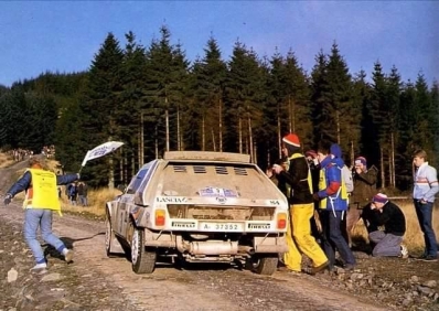 Markku Alén - Ilkka Kivimaki
34º Lombard RAC Rally 1985. Lancia Delta S4 (A6 37352). Clasificado 2º.

Debut con victoria de sus compañeros de Equipo Henri Toivonen - Neil Wilson en el Mundial de Rallyes del Lancia Delta S4.

Del 24 al 28 de Noviembre, Nottingham, Inglaterra.
Superficie: tierra.

El Rally tenia un total de 3507 km de los que 896.98 km divididos en 65 tramos eran especiales, (2 de ellas fueron canceladas, SS43 Kielder Forest - Ogre Hill de 12,02 Km y SS64 Nuss de 8,79 Km).

Tomaron la salida 155 equipos, finalizaron 62.@
Palabras clave: Markku_Alen;Lancia;Delta;S4;Grupo_B;Gran_Bretaña;1985;RAC_Rally;Debut