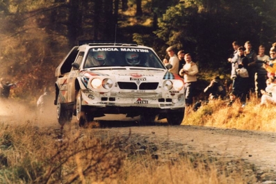 Markku Alén - Ilkka Kivimaki
34º Lombard RAC Rally 1985. Lancia Delta S4 (A6 37352). Clasificado 2º.

Debut con victoria de sus compañeros de Equipo Henri Toivonen - Neil Wilson en el Mundial de Rallyes del Lancia Delta S4.

Del 24 al 28 de Noviembre, Nottingham, Inglaterra.
Superficie: tierra.

El Rally tenia un total de 3507 km de los que 896.98 km divididos en 65 tramos eran especiales, (2 de ellas fueron canceladas, SS43 Kielder Forest - Ogre Hill de 12,02 Km y SS64 Nuss de 8,79 Km).

Tomaron la salida 155 equipos, finalizaron 62.@
Palabras clave: Markku_Alen;Lancia;Delta;S4;Grupo_B;Gran_Bretaña;1985;Debut;RAC_Rally