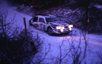 Markku Alén - Ilkka Kivimaki
34º Lombard RAC Rally 1985. Lancia Delta S4 (A6 37352). Clasificado 2º.

Debut con victoria de sus compañeros de Equipo Henri Toivonen - Neil Wilson en el Mundial de Rallyes del Lancia Delta S4.

Del 24 al 28 de Noviembre, Nottingham, Inglaterra.
Superficie: tierra.

El Rally tenia un total de 3507 km de los que 896.98 km divididos en 65 tramos eran especiales, (2 de ellas fueron canceladas, SS43 Kielder Forest - Ogre Hill de 12,02 Km y SS64 Nuss de 8,79 Km).

Tomaron la salida 155 equipos, finalizaron 62.@
Palabras clave: Markku_Alen;Lancia;Delta;S4;Grupo_B;Gran_Bretaña;1985;Debut;RAC_Rally