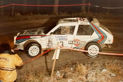 Markku Alén - Ilkka Kivimaki
34º Lombard RAC Rally 1985. Lancia Delta S4 (A6 37352). Clasificado 2º.

Debut con victoria de sus compañeros de Equipo Henri Toivonen - Neil Wilson en el Mundial de Rallyes del Lancia Delta S4.

Del 24 al 28 de Noviembre, Nottingham, Inglaterra.
Superficie: tierra.

El Rally tenia un total de 3507 km de los que 896.98 km divididos en 65 tramos eran especiales, (2 de ellas fueron canceladas, SS43 Kielder Forest - Ogre Hill de 12,02 Km y SS64 Nuss de 8,79 Km).

Tomaron la salida 155 equipos, finalizaron 62.@
Palabras clave: Markku_Alen;Lancia;Delta;Grupo_B;Gran_Bretaña;1985;Lombard_RAC_Rally;Inglaterra;Debut