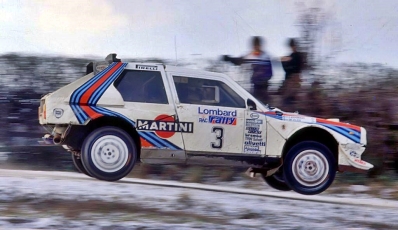 Markku Alén - Ilkka Kivimaki
34º Lombard RAC Rally 1985. Lancia Delta S4 (A6 37352). Clasificado 2º.

Debut con victoria de sus compañeros de Equipo Henri Toivonen - Neil Wilson en el Mundial de Rallyes del Lancia Delta S4.

Del 24 al 28 de Noviembre, Nottingham, Inglaterra.
Superficie: tierra.

El Rally tenia un total de 3507 km de los que 896.98 km divididos en 65 tramos eran especiales, (2 de ellas fueron canceladas, SS43 Kielder Forest - Ogre Hill de 12,02 Km y SS64 Nuss de 8,79 Km).

Tomaron la salida 155 equipos, finalizaron 62.@
Palabras clave: Markku_Alen;Lancia;Delta;S4;Grupo_B;Gran_Bretaña;1985;RAC_Rally;