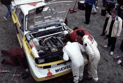 Asistencia del Equipo Audi Sport en el 35º 1000 Lakes Rally 1985
En el Audi Sport Quattro S1 E2 de Stig Blomqvist - Bjorn Cederberg, clasificado 2º.

Del 23 al 25 de Agosto, Jyväskylä, Finlandia.
Superficie: tierra.

El Rally tenía un total de 1418.00 km de los que 479.00 km divididos en 50 tramos eran especiales (1 de ellos fue cancelado SS10 Vaheri).

Se inscribieron 188 equipos, tomaron la salida 175, finalizaron 83.@
Palabras clave: Audi;Sport;Quattro;S1;E2;Grupo_B;Finlandia;1985;Asistencias;Personajes