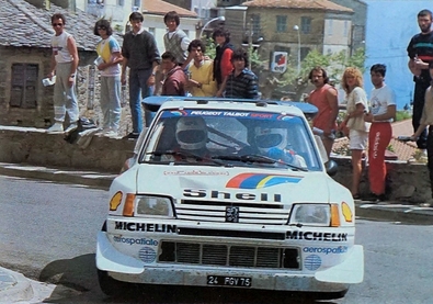 Bruno Saby - Jean-François Fauchille
29º Tour de Corse - Rallye de France 1985. Peugeot 205 T16 E2 (24 FGV 75). Clasificado 2º.
Debut en el Mundial de Rallyes del Peugeot E2.

Del 2 al 4 de Mayo, Ajaccio, Córcega, Francia.
Superficie: asfalto.

El Rally tenia un total de 1603.00 km de los que 1122.25 km divididos en 30 tramos eran especiales, (1 de ellos fue cancelado, SS5 Sartene - Zonza de 44.23 km, por el fatal accidente de Attilio Bettega en el tramo anterior, SS4 Zerubia - Santa Giulia de 30.60 km).

Tomaron la salida 139 equipos, finalizaron 45.@
Palabras clave: ;Peugeot;Turbo;Grupo_B;Corcega;1985;Corse;debut