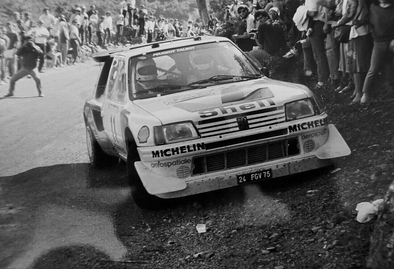 Bruno Saby - Jean-François Fauchille
29º Tour de Corse - Rallye de France 1985. Peugeot 205 T16 E2 (24 FGV 75). Clasificado 2º.
Debut en el Mundial de Rallyes del Peugeot E2.

Del 2 al 4 de Mayo, Ajaccio, Córcega, Francia.
Superficie: asfalto.

El Rally tenia un total de 1603.00 km de los que 1122.25 km divididos en 30 tramos eran especiales, (1 de ellos fue cancelado, SS5 Sartene - Zonza de 44.23 km, por el fatal accidente de Attilio Bettega en el tramo anterior, SS4 Zerubia - Santa Giulia de 30.60 km).

Tomaron la salida 139 equipos, finalizaron 45.@
Palabras clave: ;Peugeot;Turbo;Grupo_B;Corcega;1985;Corse;Debut