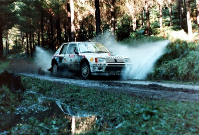 Ari Vatanen - Terry Harryman
15º AWA Clarion Rally de Nueva Zelanda 1985. Peugeot 205 Turbo 16 (123 FBL 75). Clasificado 2º.
Peugeot Talbot Sport

Del 29 de Junio al 2 de Julio, Auckland, Nueva Zelanda.
Superficie: tierra.

El Rally tenia un total de 2487.00 km de los que 935.50 km divididos en 48 tramos eran especiales, (2 de ellas fueron canceladas SS11 Ahuroa Puhoi Road de 12 Km y SS45 Bothwell Road de 25 Km).

Tomaron la salida 67 equipos, finalizaron 39.@
Palabras clave: Peugeot;Nueva_Zelanda;1985;Grupo_B