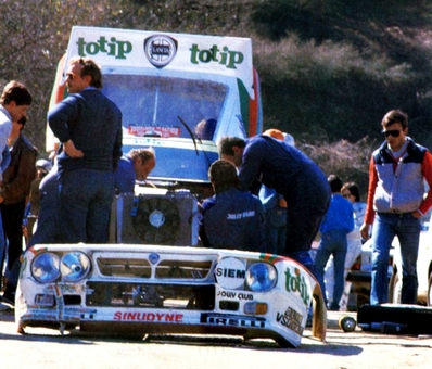 Asistencia del Equipo Jolly Club en el 19º Rallye de Portugal Vinho do Porto 1985
En el Lancia Rally 037 (TO W52181) de Miki Biasion - Tiziano Siviero, clasificado 2º.

Del 6 al 9 de Marzo, Estoril, Cascais, Lisboa, Portugal.
Superficie: asfalto - tierra.

El Rally tení­a un total de 2455 km de los que 730.50 km divididos en 47 tramos eran especiales.

Tomaron la salida 94 equipos, finalizaron 28.@
Palabras clave: Miki_Biasion;Lancia;Rally;Portugal;Grupo_B;1985;Asistencias