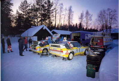 Asistencia del Equipo Audi Sport en el 35º Internacional Suecia Rally 1985
En los Audi Sport Quattro S1 de:

#1 (IN-NM 57) de Stig Blomqvist - Björn Cederberg, clasificado 2º.
#3 (IN-YK 55) de Hannu Mikkola - Arne Hertz, clasificado 4º.

Falta el #5 (IN-NL 8) de Walter Röhrl - Christian Geistdörfer que abandonó por motor en SS20 Finnebäck de 17.36 km.

Del 15 al 17 de Febrero, Karlstad, Suecia.
Superficie: nieve - hielo.

El Rally tenía un total de 1642.00 km de los que 513.68 km divididos en 29 tramos eran especiales.

Tomaron la salida 115, finalizaron 56.@
Palabras clave: Audi;Sport;Quattro;Suecia;Stig_Blomqvist;Grupo_B;1985;Asistencias