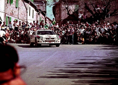 Henri Toivonen - Juha Piironen
27º Rallye de San Remo 1985. Lancia Rally 037 (TO 09010D). Clasificado 3º.

Del 29 de Septiembre al 4 de Octubre, Sanremo, Liguria, Imperia, Italia.
Superficie: asfalto - tierra.

El Rally tenia un total de 2340 km de los que 696.90 km divididos en 45 tramos eran especiales.

Tomaron la salida 98 equipos, finalizaron 33.

SS Chiusdino.@
Palabras clave: Henri_Toivonen;Juha_Piironen;Lancia;Grupo_B;Sanremo;1985;Chiusdino