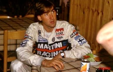 Henri Toivonen
En un Bar-Restaurante en Volterra (la Toscana, provincia de Pisa) durante el 27º Rally de Sanremo 1985, donde compitió con el Lancia Rally 037 (TO 09010D) Clasificado 3º.
Copiloto: Juha Piironen.

Del 29 de Septiembre al 4 de Octubre, Sanremo, Liguria, Imperia, Italia.
Superficie: asfalto - tierra.

El Rally tenia un total de 2340.56 km, de los que 696.90 km divididos en 45 tramos eran especiales (2 de ellos fueron cancelados SS20 Murio 1 de 9.12 km, SS36 Ronde 1 de 37.22 km).

Tomaron la salida 98 equipos, finalizaron 33.@
Palabras clave: Henri_Toivonen;Juha_Piironen;Lancia;Grupo_B;Sanremo;1985;Personajes