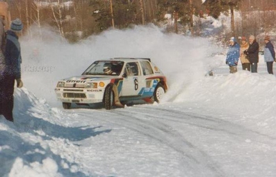 Timo Salonen - Seppo Harjanne
35º Internacional Suecia Rally 1985. Peugeot 205 Turbo 16 (323 EXA 75). Clasificado 3º.

Del 15 al 17 de Febrero, Karlstad, Suecia.
Superficie: nieve - hielo.

El Rally tenía un total de 1642.00 km de los que 513.68 km divididos en 29 tramos eran especiales.

Tomaron la salida 115, finalizaron 56.@
Palabras clave: Timo_Salonen;Peugeot;Turbo;Suecia;Grupo_B;nieve;1985