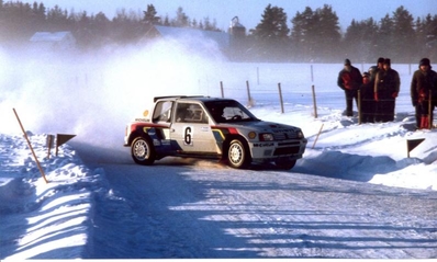 Timo Salonen - Seppo Harjanne
35º Internacional Suecia Rally 1985. Peugeot 205 Turbo 16 (323 EXA 75). Clasificado 3º.

Del 15 al 17 de Febrero, Karlstad, Suecia.
Superficie: nieve - hielo.

El Rally tenía un total de 1642.00 km de los que 513.68 km divididos en 29 tramos eran especiales.

Tomaron la salida 115, finalizaron 56.@
Palabras clave: Timo_Salonen;Peugeot;Turbo;Grupo_B;Suecia;1985