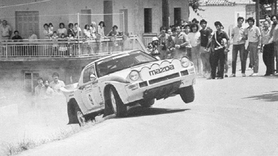 Ingvar Carlsson - Benny Melander
32º Rothmans Acropolis Rally 1985. Mazda RX-7 (CJH-710). Clasificado 3º.

Del 27 al 30 de Mayo, Atenas, Grecia.
Superficie: tierra.

El Rally tenía un total de 2295.94 km de los que 807.67 km divididos en 47 tramos eran especiales.

Tomaron la salida 110 equipos, finalizaron 45.@
Palabras clave: ;Mazda;RX7;Grupo_B;Acropolis;Grecia;1985