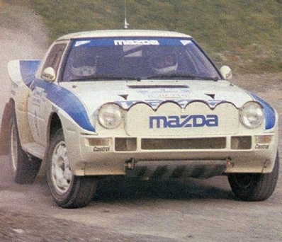 Ingvar Carlsson - Benny Melander
32º Rothmans Acropolis Rally 1985. Mazda RX-7 (CJH-710). Clasificado 3º.

Del 27 al 30 de Mayo, Atenas, Grecia.
Superficie: tierra.

El Rally tenía un total de 2295.94 km de los que 807.67 km divididos en 47 tramos eran especiales.

Tomaron la salida 110 equipos, finalizaron 45.@
Palabras clave: ;Grecia;Acropolis;Grupo_B;Mazda;RX7;1985