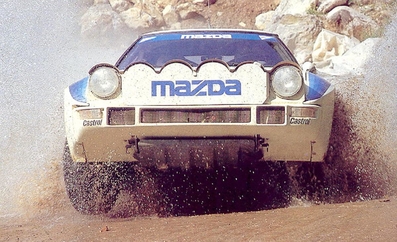 Ingvar Carlsson - Benny Melander
32º Rothmans Acropolis Rally 1985. Mazda RX-7 (CJH-710). Clasificado 3º.

Del 27 al 30 de Mayo, Atenas, Grecia.
Superficie: tierra.

El Rally tenía un total de 2295.94 km de los que 807.67 km divididos en 47 tramos eran especiales.

Tomaron la salida 110 equipos, finalizaron 45.@
Palabras clave: ;Mazda;RX7;Grupo_B;Acropolis;Grecia;1985