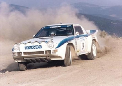 Ingvar Carlsson - Benny Melander
32º Rothmans Acropolis Rally 1985. Mazda RX-7 (CJH-710). Clasificado 3º.

Del 27 al 30 de Mayo, Atenas, Grecia.
Superficie: tierra.

El Rally tenía un total de 2295.94 km de los que 807.67 km divididos en 47 tramos eran especiales.

Tomaron la salida 110 equipos, finalizaron 45.@
Palabras clave: ;Mazda;RX7;Grupo_B;Acropolis;Grecia;1985