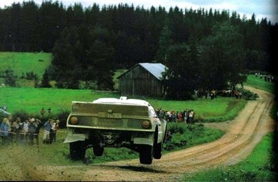 Markku Alén - Ilkka Kivimäki
35º 1000 Lakes Rally 1985. Lancia Rally 037 (TO Y67908). Clasificado 3º.

Las probabilidades son casi cero... Pero lo intento
Palabras de Markku Alén luchando contra los 4WD.

Del 23 al 25 de Agosto, Jyväskylä, Finlandia.
Superficie: tierra.

El Rally tenía un total de 1418.00 km de los que 479.00 km divididos en 50 tramos eran especiales (1 de ellos fue cancelado SS10 Vaheri).

Se inscribieron 188 equipos, tomaron la salida 175, finalizaron 83.@
Palabras clave: Markku_Alen;Lancia;Rally;Grupo_B;Finlandia;1985;saltos