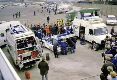Asistencia del Equipo Computervision Rallying with Mobil en el 34º Lombard RAC Rally 1985
En el MG Metro 6R4 (C 869 EUD) de Tony Pond - Rob Arthur. Clasificado 3º.
El Rally tenia un total de 3507 km de los que 880 km divididos en 65 tramos, eran especiales, (2 de ellas fueron canceladas, SS43 Kielder Forest - Ogre Hill de 12,02 Km y SS64 Nuss de 8,79 Km).
Se inscribieron 155 equipos, tomaron la salida 155, finalizaron 62.@
Palabras clave: Tony_Pond;MG;Metro;Gran_Bretaña;1986;Grupo_B;RAC_Rally