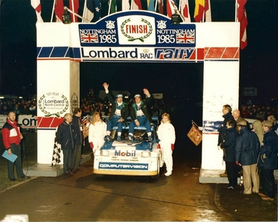 Anthony (Tony) Pond - Rob Arthur
34º Lombard RAC Rally 1985. MG Metro 6R4 (C869 EUD). Clasificado 3º.

Del 24 al 28 de Noviembre, Nottingham, Inglaterra.
Superficie: tierra.

El Rally tenia un total de 3507 km de los que 896.98 km divididos en 65 tramos eran especiales, (2 de ellas fueron canceladas, SS43 Kielder Forest - Ogre Hill de 12,02 Km y SS64 Nuss de 8,79 Km).

Tomaron la salida 155 equipos, finalizaron 62.@
Palabras clave: Tony_Pond;MG;Metro;Gran_Bretaña;1986;grupo_B