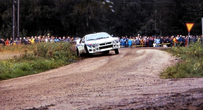Markku Alén - Ilkka Kivimäki
35º 1000 Lakes Rally 1985. Lancia Rally 037 (TO Y67908). Clasificado 3º.

Las probabilidades son casi cero... Pero lo intento
Palabras de Markku Alén luchando contra los 4WD.

Del 23 al 25 de Agosto, Jyväskylä, Finlandia.
Superficie: tierra.

El Rally tenía un total de 1418.00 km de los que 479.00 km divididos en 50 tramos eran especiales (1 de ellos fue cancelado SS10 Vaheri).

Se inscribieron 188 equipos, tomaron la salida 175, finalizaron 83.@
Palabras clave: Markku_Alen;Lancia;Rally;Grupo_B;Finlandia;1985