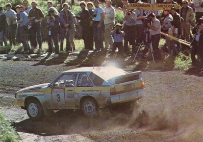 Walter Röhrl - Christian Geistdörfer
15º Rally Nueva Zelanda 1985. Audi Sport Quattro S1 (ME1109). Clasificado 3º.

Del 29 de Junio al 2 de Julio, Auckland, Nueva Zelanda.
Superficie: tierra.

El Rally tenia un total de 2487.00 km de los que 935.50 km divididos en 48 tramos eran especiales, (2 de ellas fueron canceladas SS11 Ahuroa Puhoi Road de 12 Km y SS45 Bothwell Road de 25 Km).

Tomaron la salida 67 equipos, finalizaron 39.@
Palabras clave: Walter_Röhrl;Audi;Sport;Quattro;Nueva_Zelanda;1985;Grupo_B