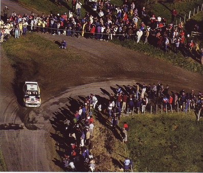 Walter Röhrl - Christian Geistdörfer
15º Rally Nueva Zelanda 1985. Audi Sport Quattro S1 (ME1109). Clasificado 3º.

Del 29 de Junio al 2 de Julio, Auckland, Nueva Zelanda.
Superficie: tierra.

El Rally tenia un total de 2487.00 km de los que 935.50 km divididos en 48 tramos eran especiales, (2 de ellas fueron canceladas SS11 Ahuroa Puhoi Road de 12 Km y SS45 Bothwell Road de 25 Km).

Tomaron la salida 67 equipos, finalizaron 39.@
Palabras clave: Walter_Röhrl;Audi;Sport;Quattro;Nueva_Zelanda;1985;Grupo_B
