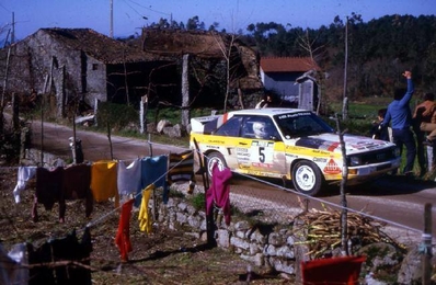 Walter Röhrl - Christian Geistdörfer
19º Rallye de Portugal Vinho do Porto 1985. Audi Sport Quattro S1 (IN-ND 63). Clasificado 3º.

Del 6 al 9 de Marzo, Estoril, Cascais, Lisboa, Portugal.
Superficie: asfalto - tierra.

El Rally tení­a un total de 2455 km de los que 730.50 km divididos en 47 tramos eran especiales.

Tomaron la salida 94 equipos, finalizaron 28.@
Palabras clave: Walter_Röhrl;Audi;Quattro;Sport;Grupo_B;Portugal;1985