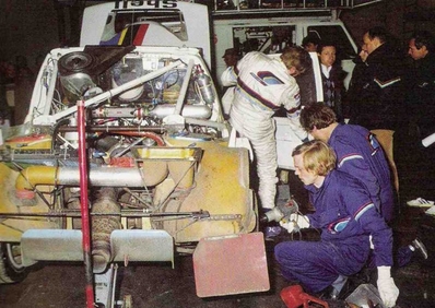 Asistencia del Equipo Peugeot Talbot Sport en el 53º Rallye Automobile de Monte-Carlo 1985
En el peugeot 205 Turbo 16 de Timo Salonen - Seppo Harjanne, clasificados 3º.
En la foto podemos ver a Seppo Harjanne "saliendo" del coche y detrà¡s de la puerta a Jean Todt, director del Equipo Peugeot en esa época.
El Rally tenà­a un total de 3999 km de los que 852 km divididos en 34 tramos, eran especiales. (1 de ellos fue cancelado SS17).
Se inscribieron 138 equipos, tomaron la salida 117, finalizaron 87.@
Palabras clave: Timo_Salonen;Peugeot;Turbo;Montecarlo;Grupo_B;1985;Asistencias;Personajes